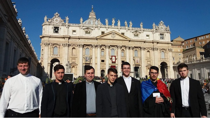 FOTO: PS Claudiu împreună cu seminariștii blăjeni la Liturghie cu Papa